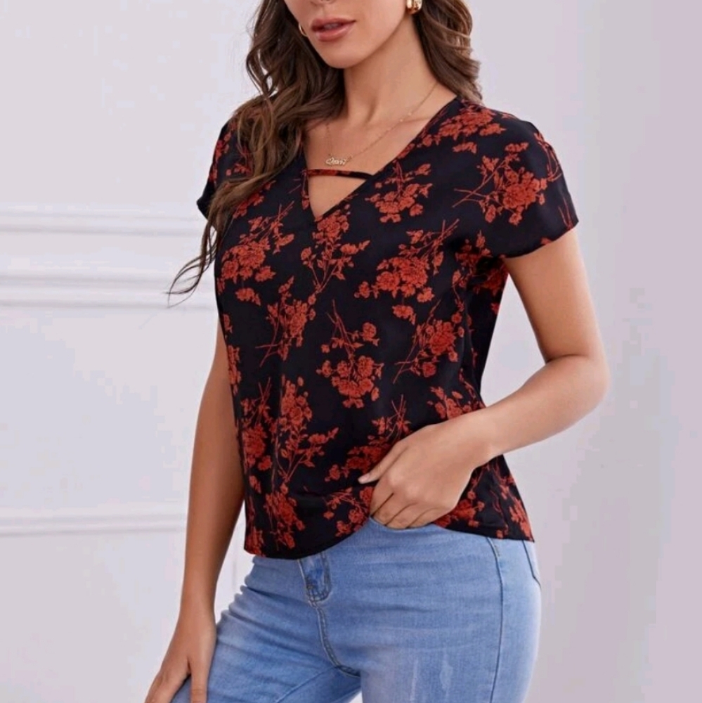 SHEIN Cutout V-neck Floral Print Top